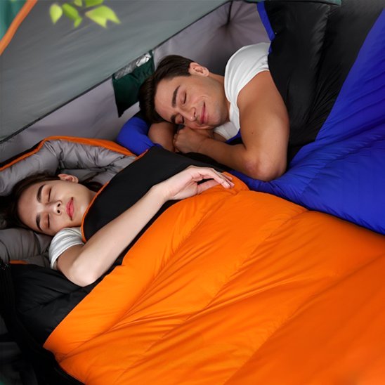 Couple dort sac de couchage grand froid