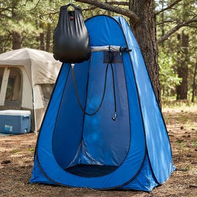 Tente de douche bleu sous épinette