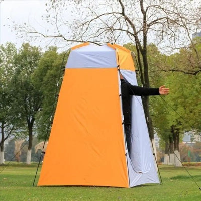 Tente de douche homme debout