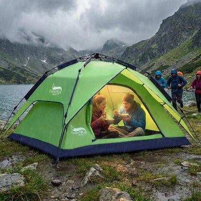 couple mange sous tente pour randonnée abris pluie pyrénés