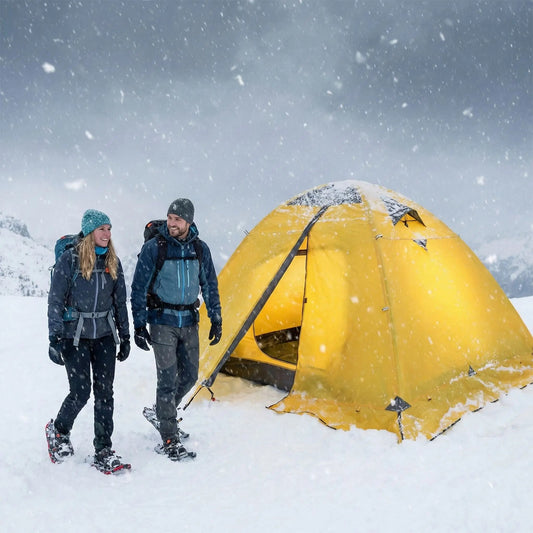 couple marche raquette tente igloo neige