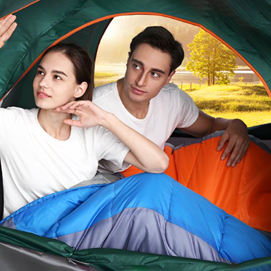Couple regarde extérieur tente sac de couchage grand froid 