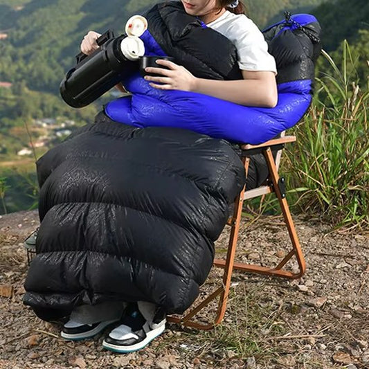 femme assise boit café sac de couchage grand froid