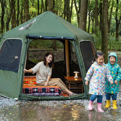 femme assise tentes gonflables enfants jouent sous pluie