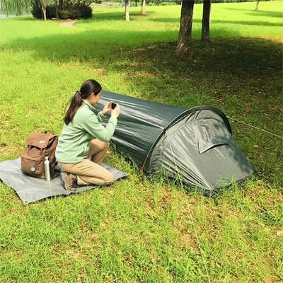 femme prend photo tente randonnée ultralégère imperméable facile