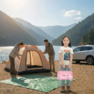 fillette tient sac de couchage parent dresse tente camping