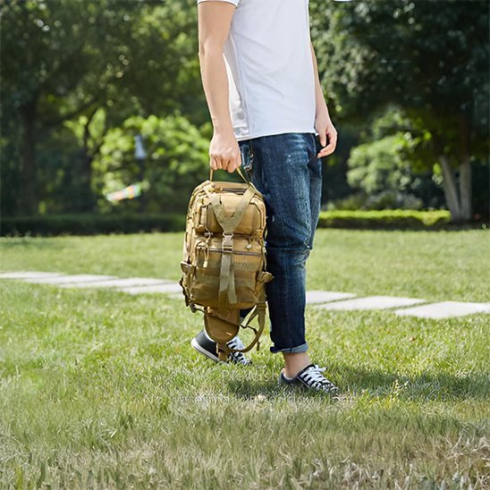 Sac à dos pour randonnée tenu par poignée