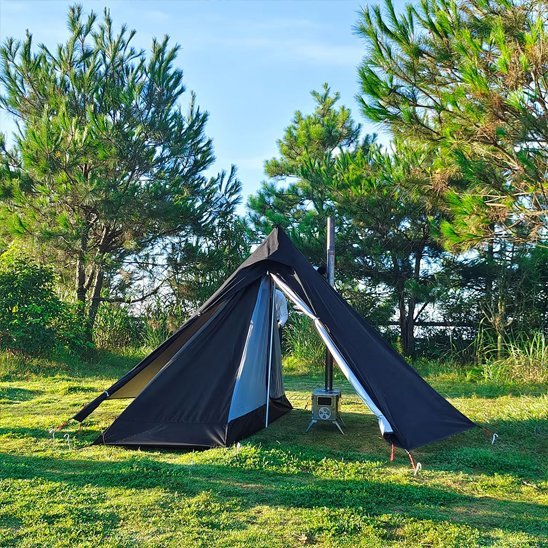 Tente de camping noir avec un poêle à bois