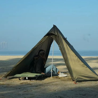Tente de camping vert olive une fille couchée sur lit de camp